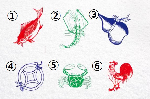 マカオダイスで使用されるの点数は魚（1）、エビ（2）、ひょうたん（3）、銅銭（4）、カニ（5）、鶏（6）となっています